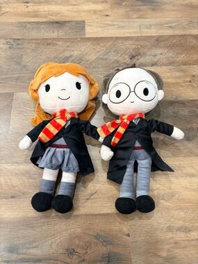 Harry Potter and Hermione Granger dolls. Very cute toy. Comes together.
